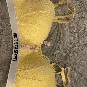 Victoria's Secret Light Yellow Lace Bra